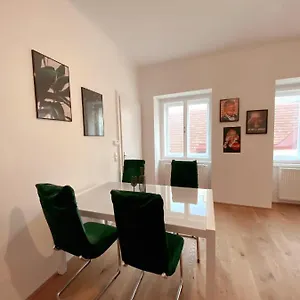 High In At Stephansplatz Apartment